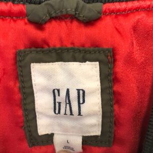 Army green Gap bomber jacket. Perfect for a Top Gun inspired outfit!